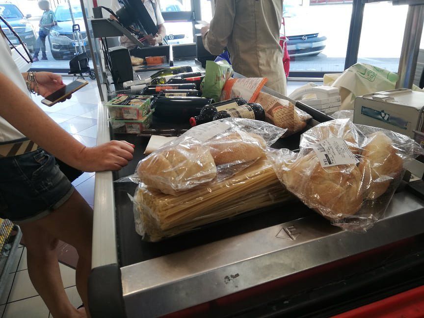 Cagliari, assalto ai supermercati aperti a Ferragosto: “Non potevate fare la spesa ieri?”