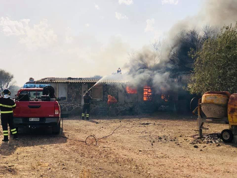 Il fuoco divora oltre 800 ettari a Dualchi, inferno di fiamme: distrutti ovili e pascoli