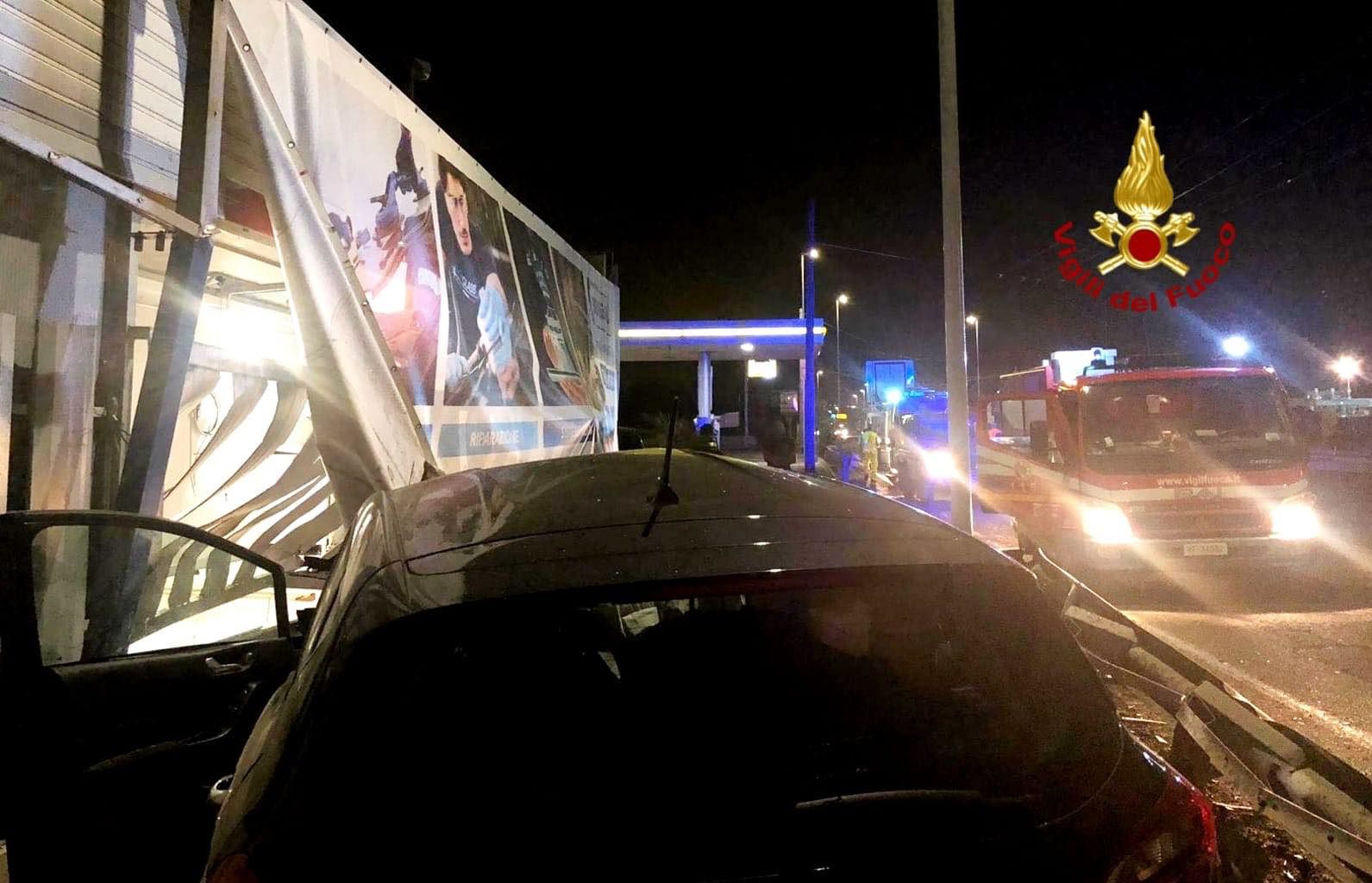 Cagliari, perde il controllo dell’auto e finisce in un negozio: un ferito