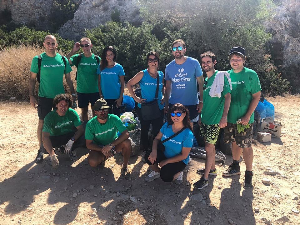 Cagliari, gli attivisti del M5S ripuliscono Calamosca: “Non vogliamo affogare nei nostri stessi rifiuti”