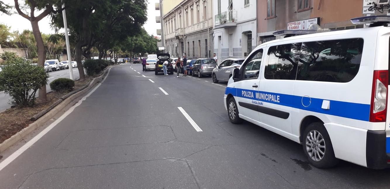 Cagliari, inciampa sull’aiuola spartitraffico e finisce su un’auto: 54enne all’ospedale