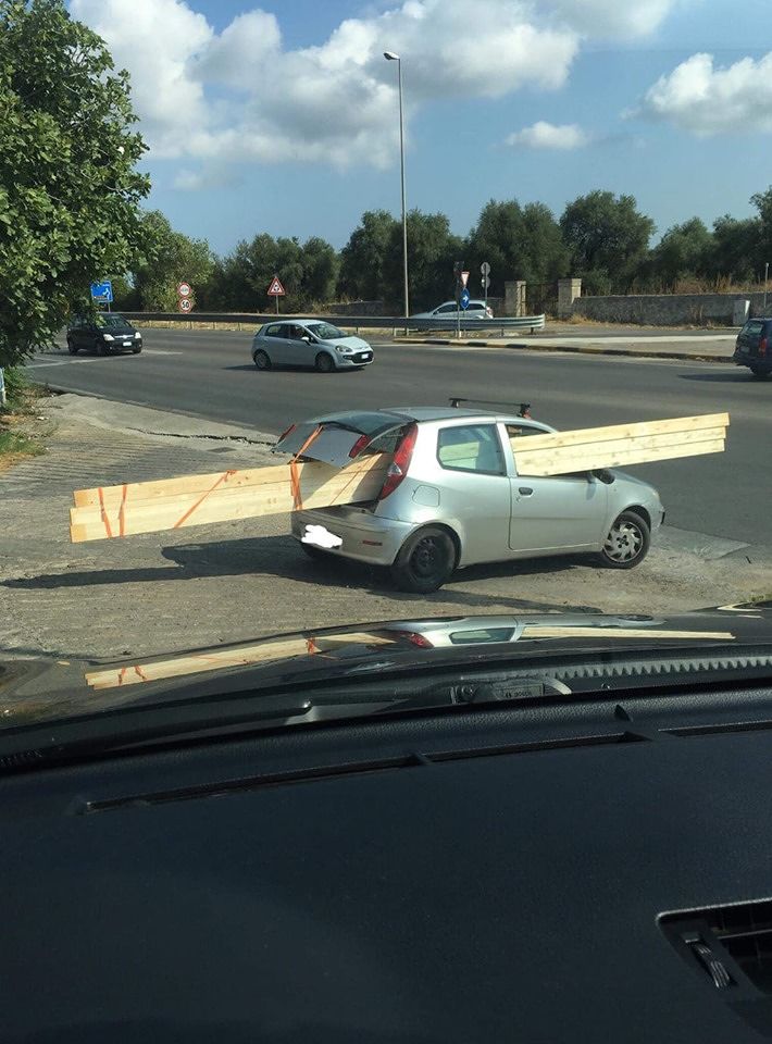 “Trasporti eccezionali” a Sassari, automobilista “pericoloso” in azione con 3 travi di legno