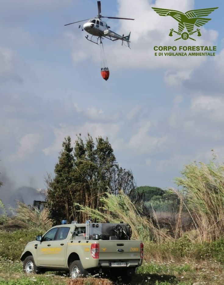 Incendio a Fertilia, in azione un elicottero della flotta regionale