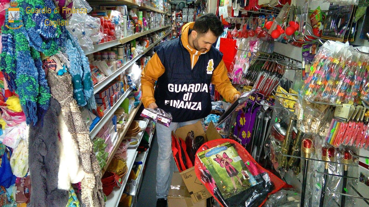 Fermacapelli, orecchini e accessori per telefonini non sicuri: maxi sequestro a Sanluri