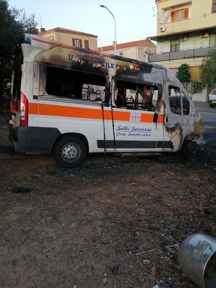 Carbonia, ambulanza dei volontari distrutta dalle fiamme: “Una nuova costa 70mila euro, aiutateci” 