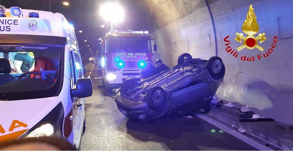 Brutto incidente a Budoni, auto si ribalta in galleria: 5 ragazze ferite all’ospedale