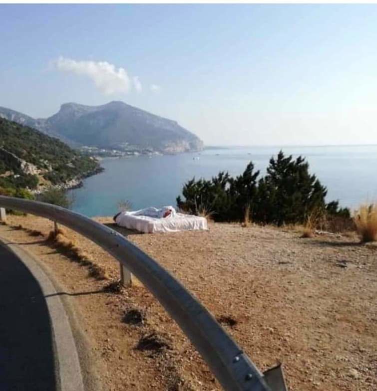Piazzano il letto sul belvedere di Cala Gonone, coppia di turisti multata