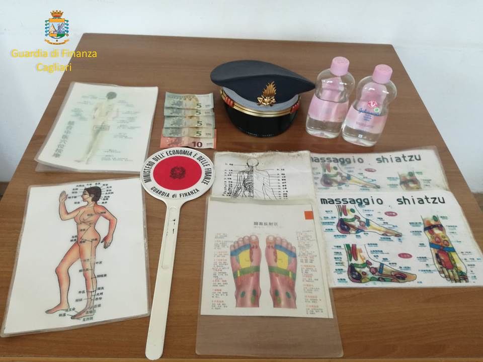 Chia, massaggi in spiaggia “a prezzi scontati” senza averne licenza: denunciate due cinesi