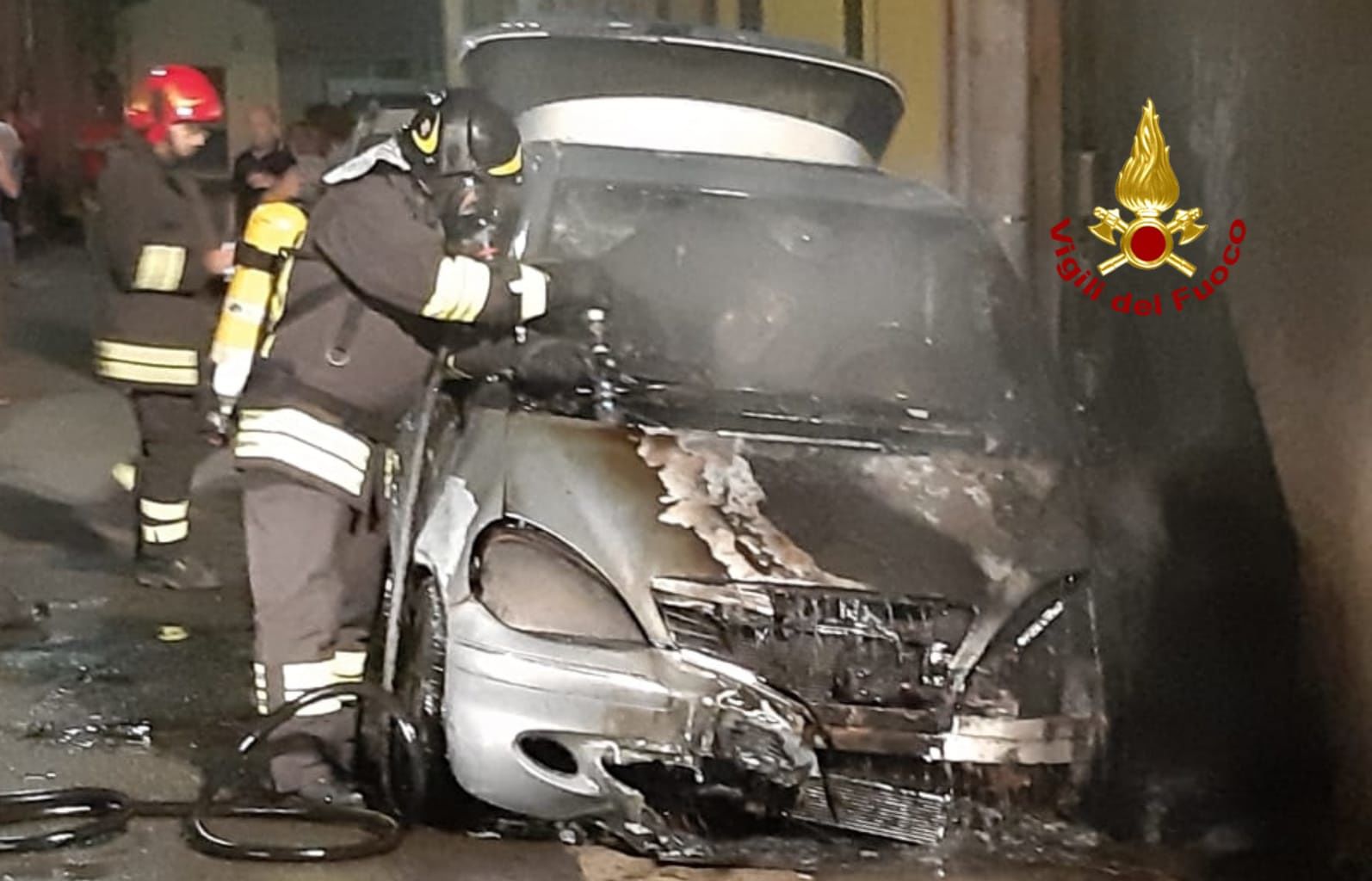 Auto in fiamme nella notte a Settimo, intervengono i vigili del fuoco