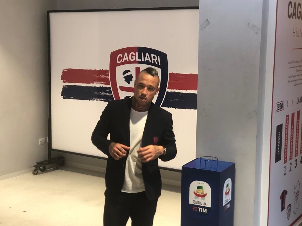 Cagliari, è Nainggolan-mania: migliaia di tifosi riabbracciano il Ninja alla Sardegna Arena
