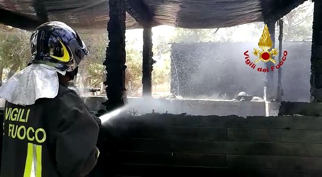 Sant’Antioco, ore di paura per un incendio in un maneggio di cavalli