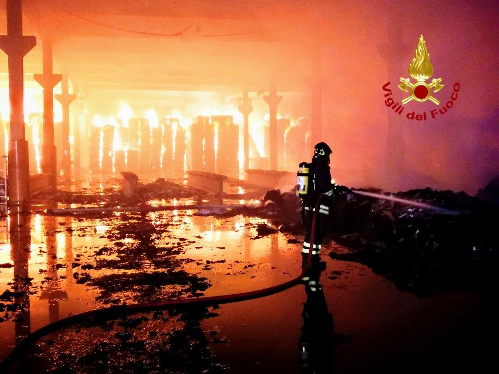 Incendio alla Sarda Recuperi di Nuraminis, intervento dei vigili del fuoco