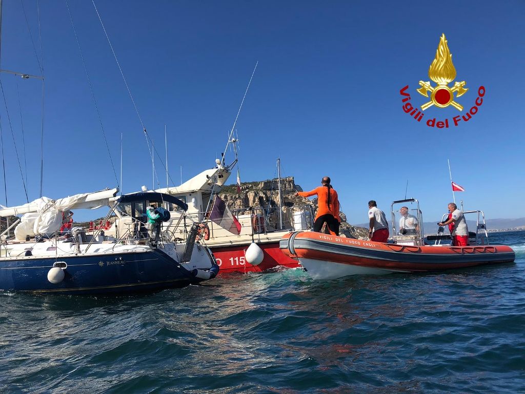 Cagliari, paura in mare: barca a vela rischia di affondare