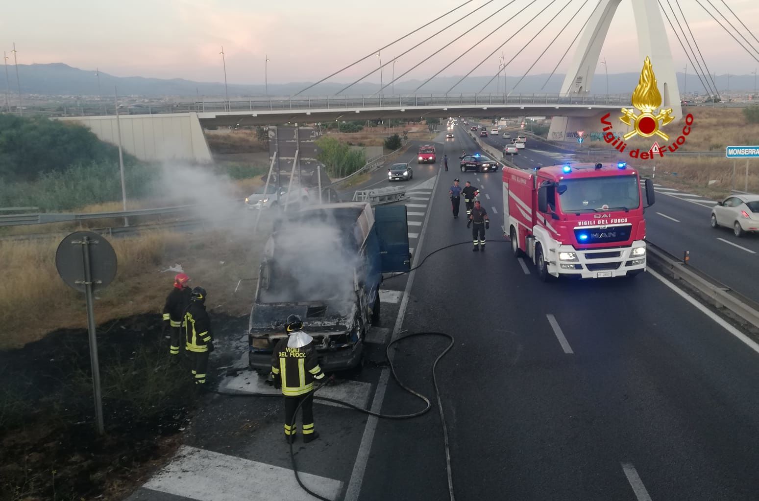 Camion in fiamme sulla 554, caos alle porte di Monserrato: il conducente sparito nel nulla