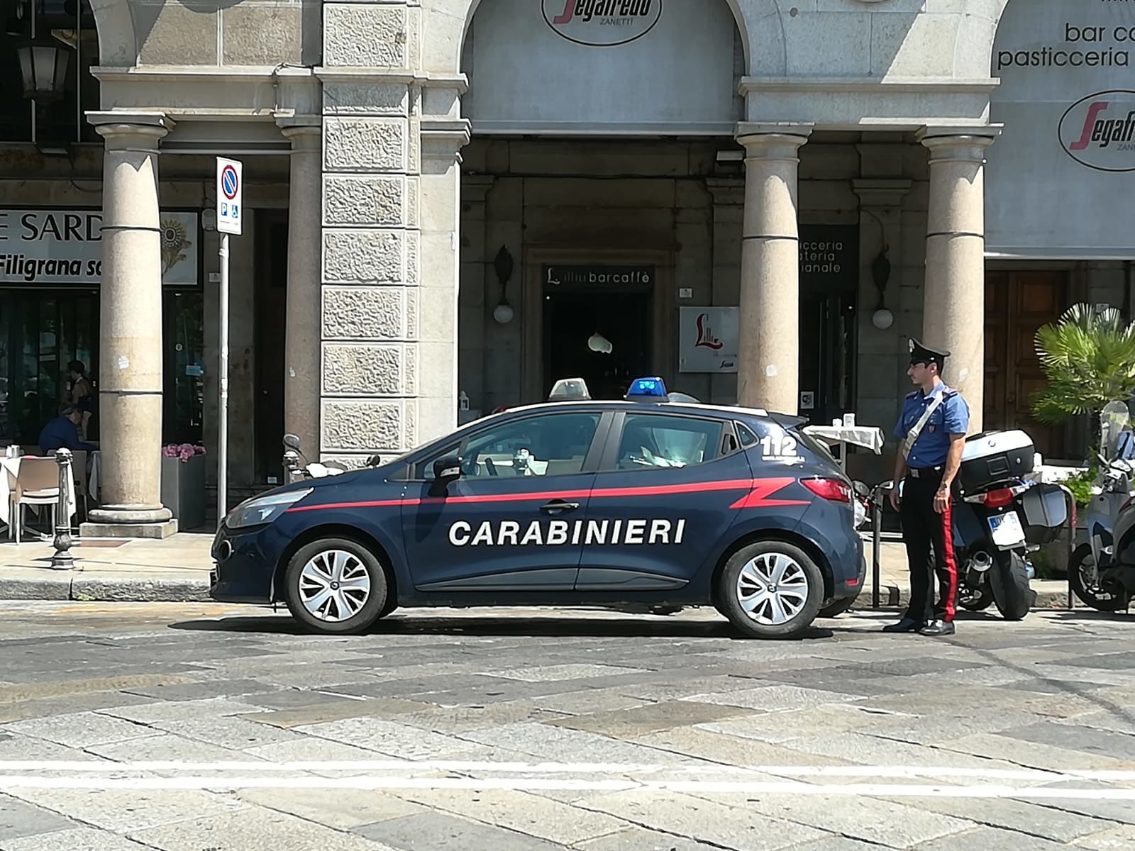 Falso invalido sorpreso a mendicare davanti a un bar in via Roma: denunciato