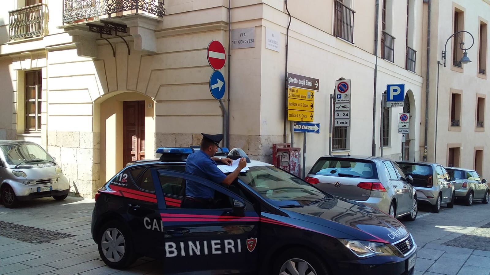 Cagliari, ruba da tre auto in sosta in via dei Genovesi: pregiudicato in manette