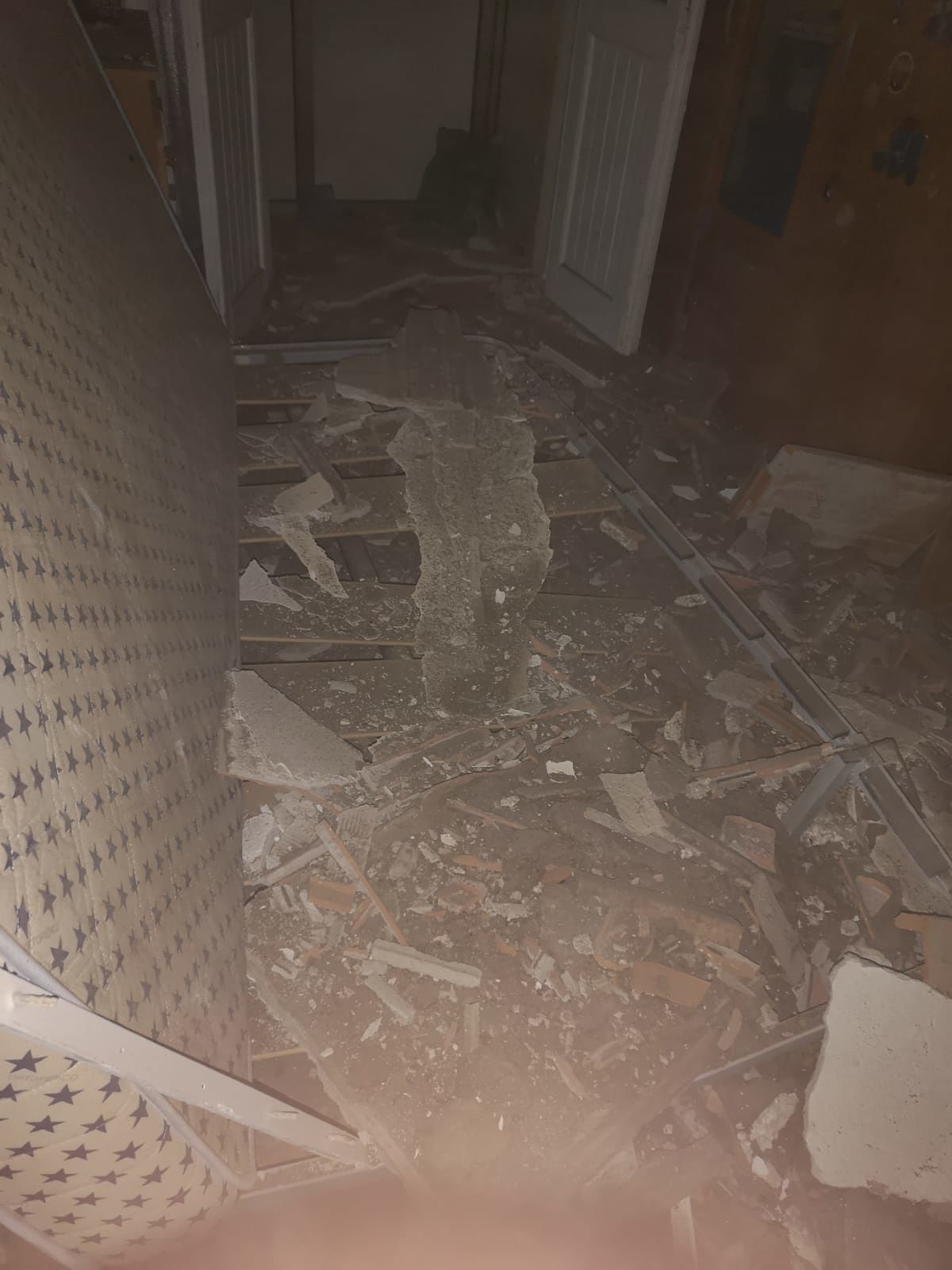 Cagliari, crolla il tetto di una casa popolare in via Emilia: “Solo per miracolo evitata la tragedia”