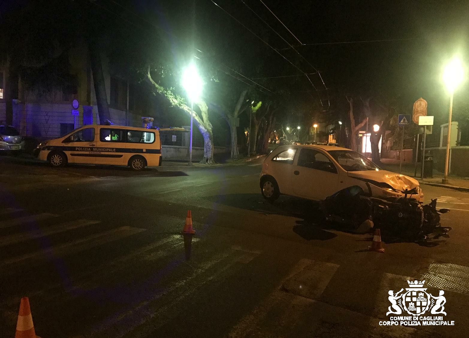 Cagliari, brutto schianto auto-moto in viale Merello: 38enne all’ospedale in codice rosso