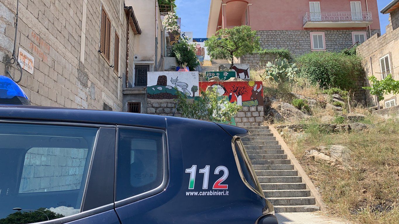 Evade dai domiciliari, i carabinieri lo trovano al bar a Orgosolo