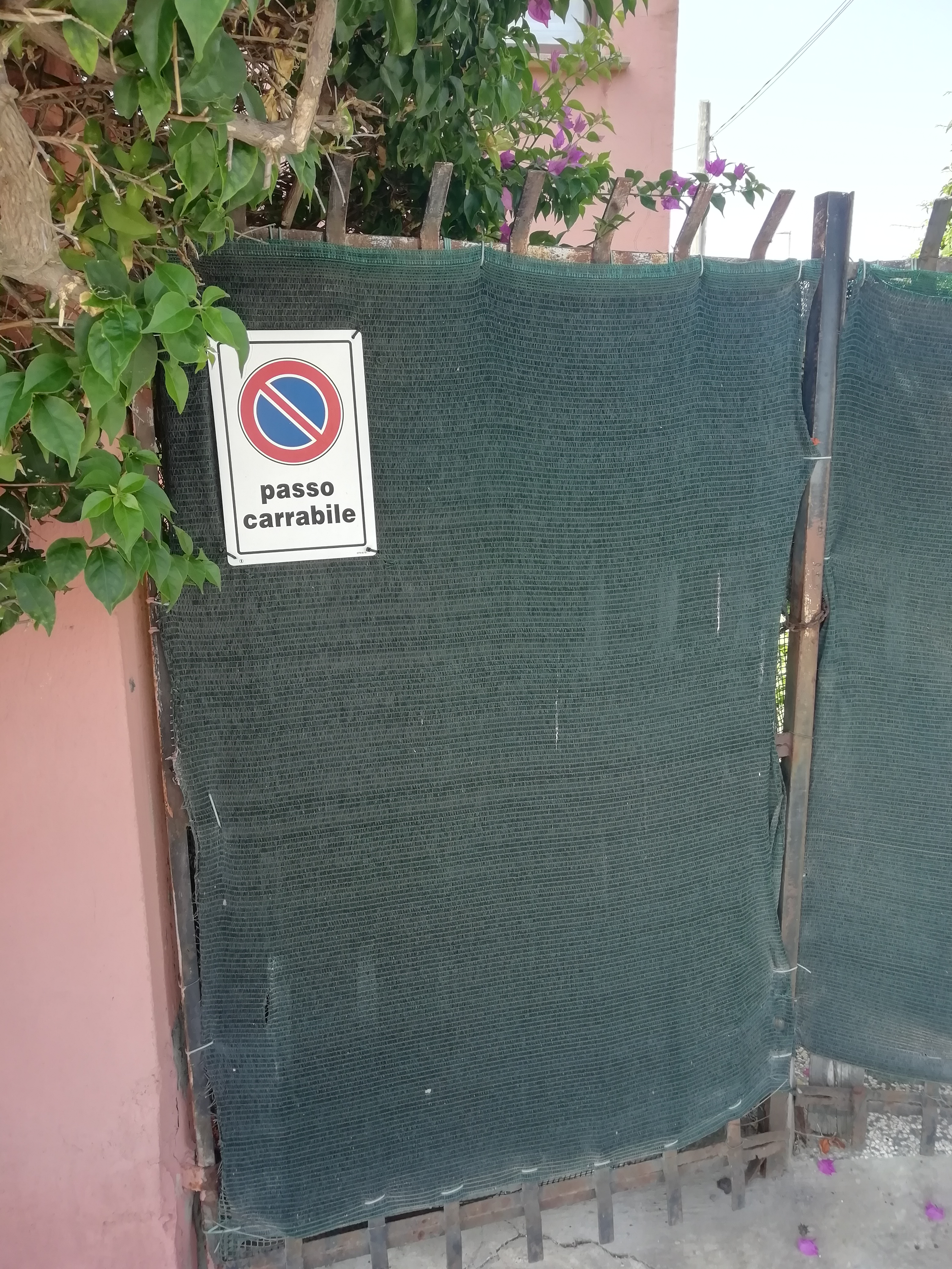 Cagliari, al Poetto i furbetti del passo carrabile: “Finti cartelli per beffare gli automobilisti”