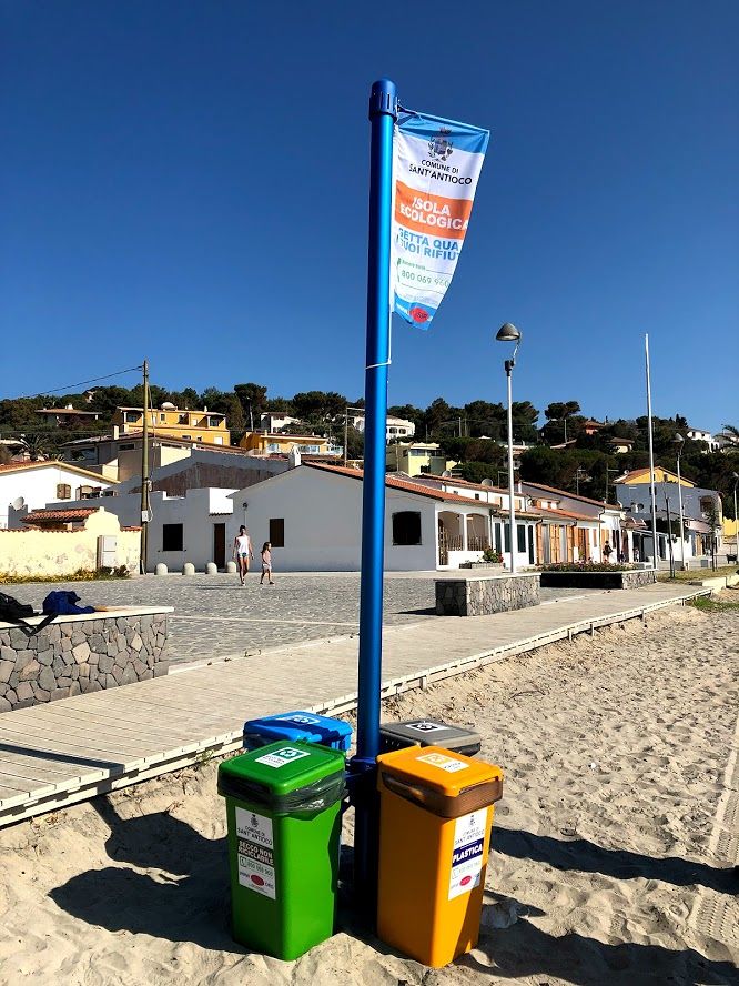 Maladroxia, beccato a gettare i rifiuti di casa nell’isola ecologica della spiaggia: multato