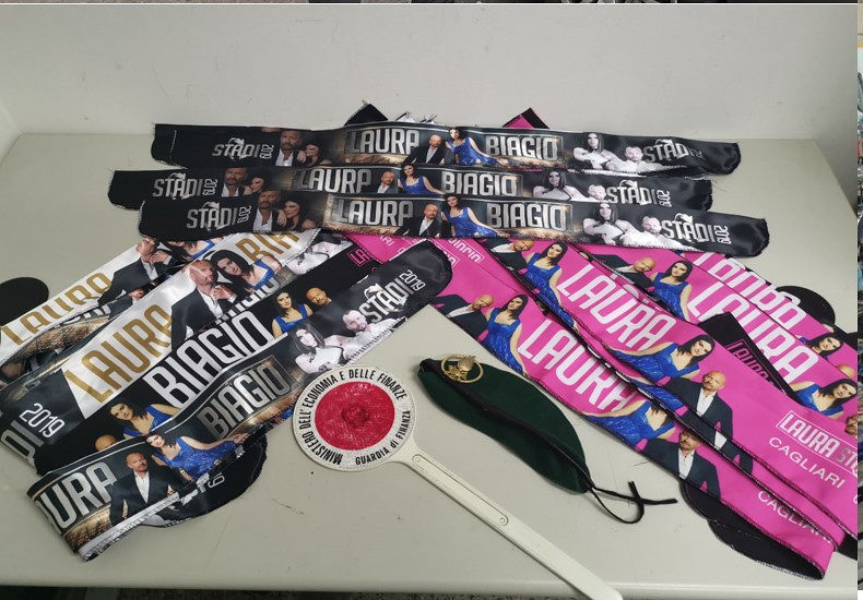 Cagliari, vendono bandane di Laura Pausini e Biagio Antonacci fuori dalla Fiera: due napoletani denunciati