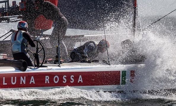 Luna Rossa è arrivata a Cagliari, fan in delirio per il nuovo “gioiello del mare” di Prada