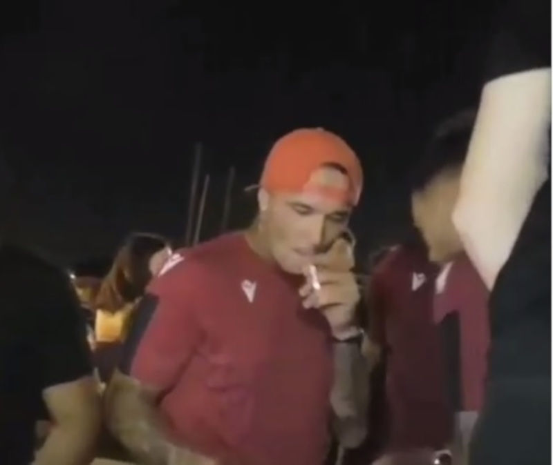 Fuma una sigaretta nel locale, Nainggolan attaccato sui social si difende: “Che male c’é?”