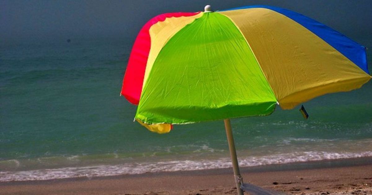 Infilzato da un ombrellone in spiaggia: 13enne grave all’ospedale