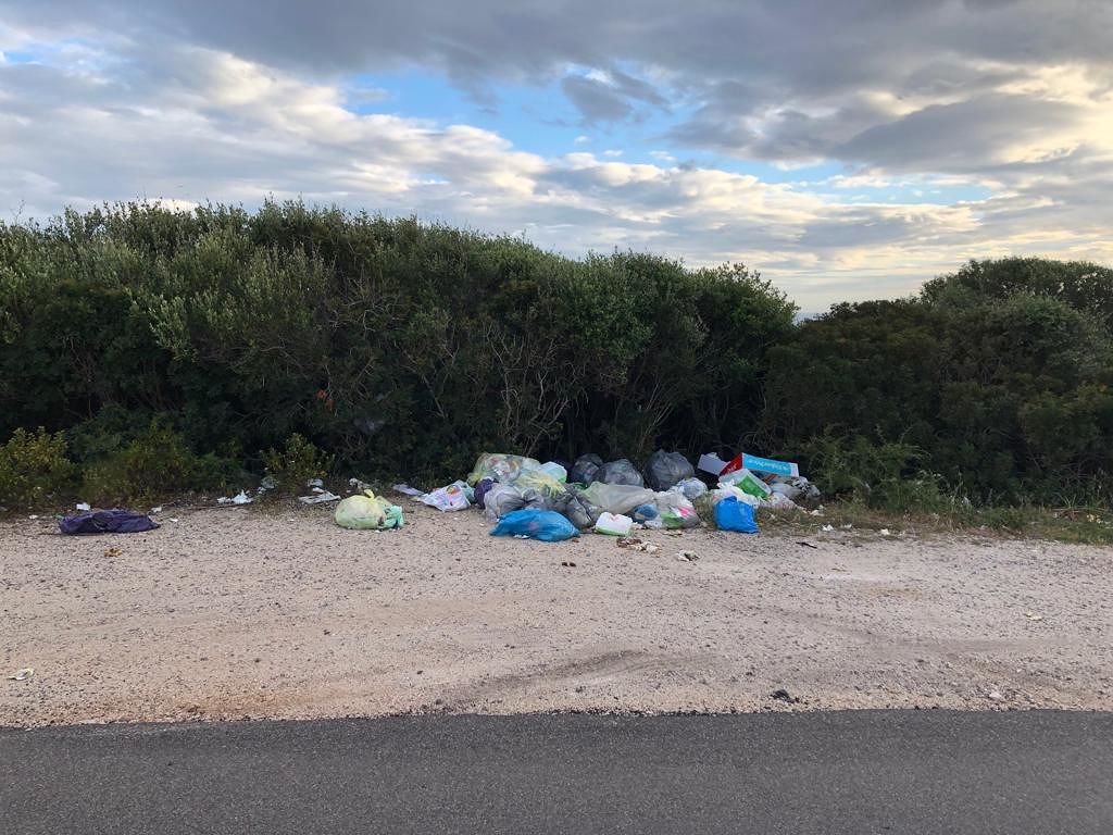 Rifiuti lanciati dalle auto a bordo strada, tre sanzioni a Sant’Antioco