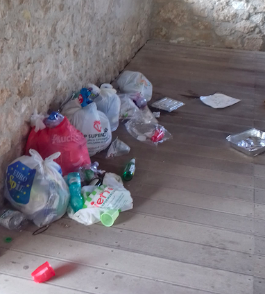 “Il punto di ristoro sulla Sella del Diavolo? Trasformato in una discarica, uno schifo”