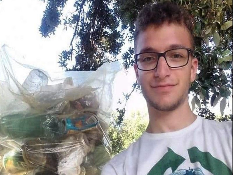 Stefano, turista di Bologna: “Ogni giorno ripulisco la spiaggia di Orosei, qui c’è troppa inciviltà”