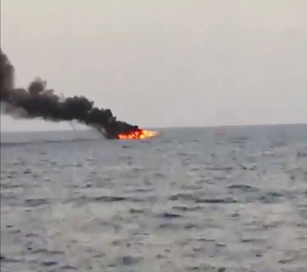 Yacht in fiamme affonda al largo di Porto Cervo, 8 persone in salvo