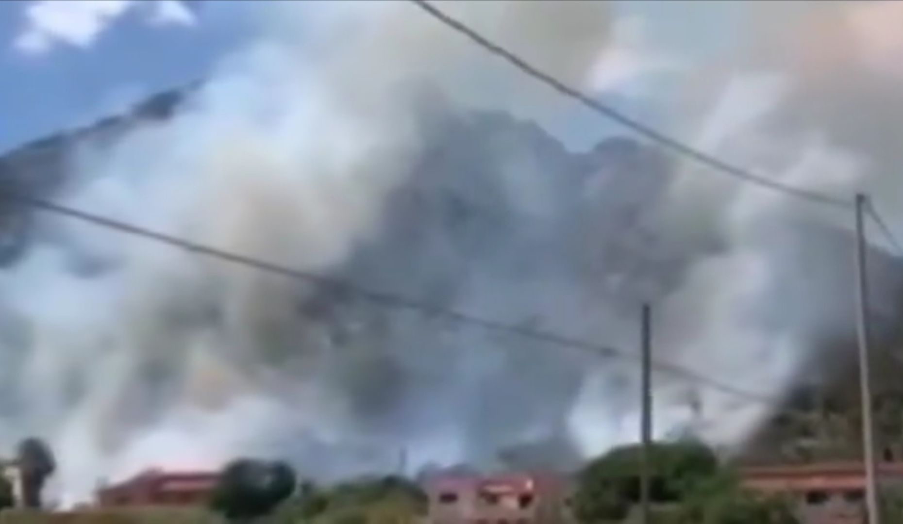 Ferragosto di fuoco a Pula, doppio incendio tra le case di Santa Margherita