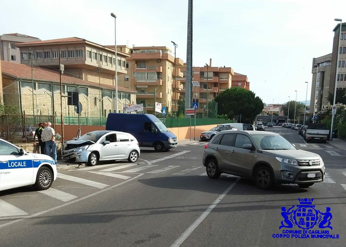 Cagliari, scontro tra auto in via Capula: donna ferita finisce all’ospedale