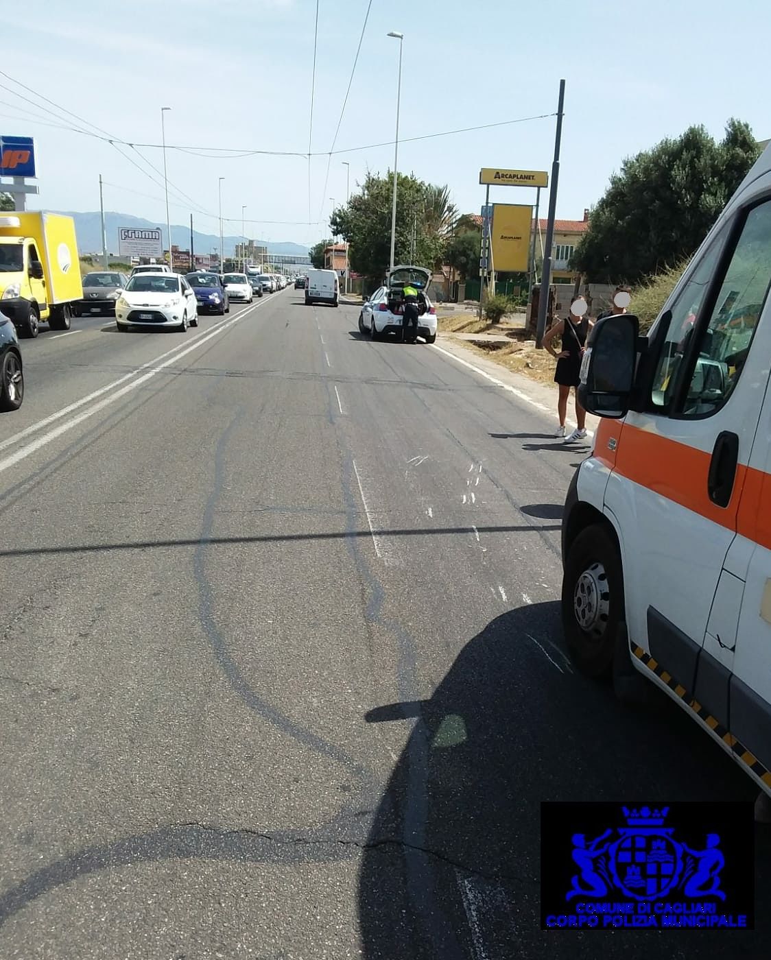 Cagliari, non rispetta l’obbligo di svolta e si schianta su un’auto in viale Marconi: centauro 70enne all’ospedale