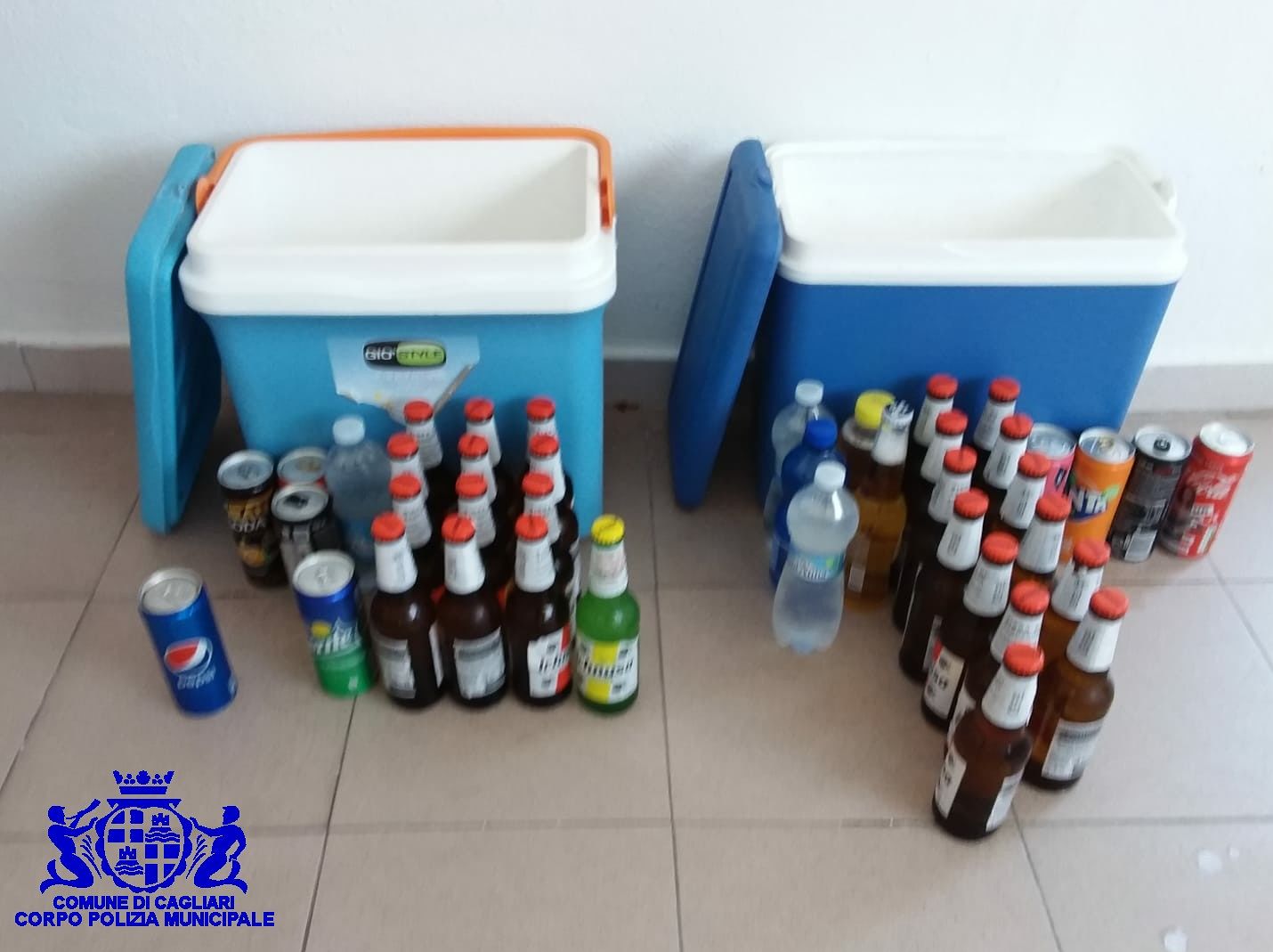 Cagliari, vendono bibite e alcolici al Poetto ma sono abusivi: multati tre bengalesi