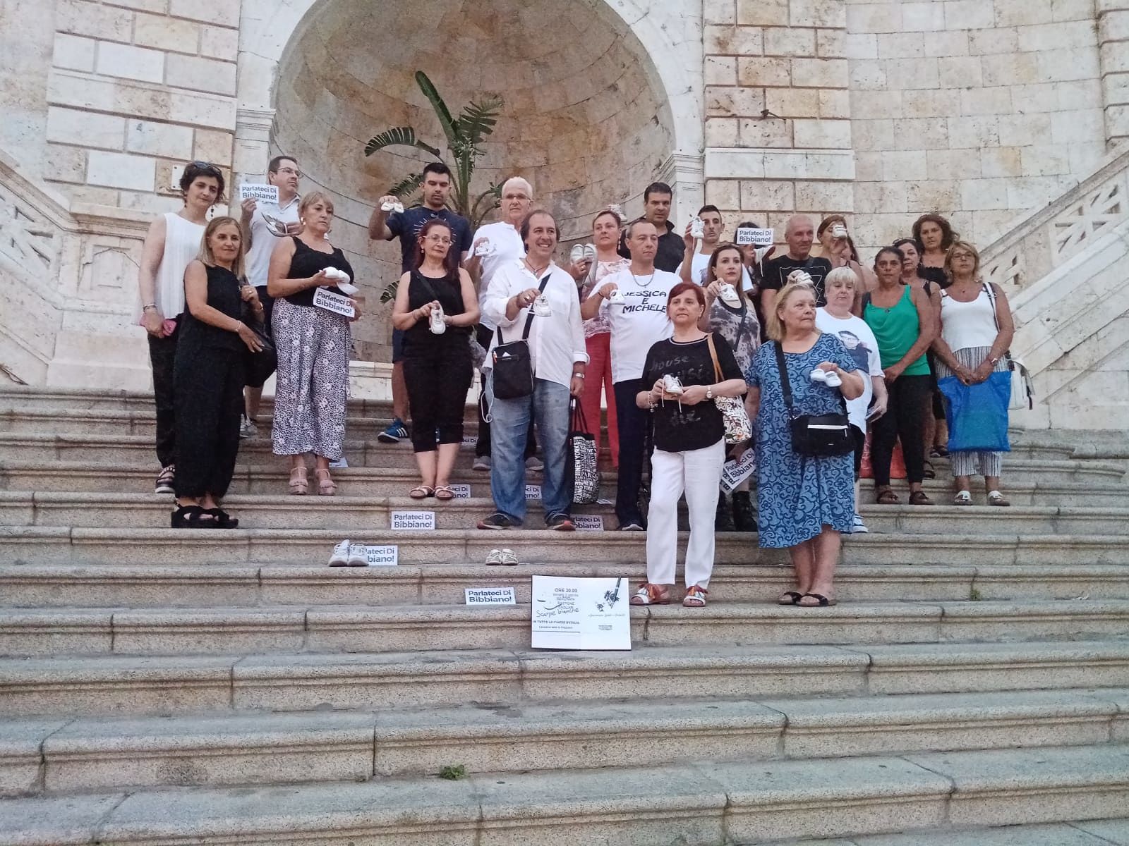 Cagliari, in 50 al Bastione con le scarpette bianche: “Per i bimbi di Bibbiano e di tutto il mondo”