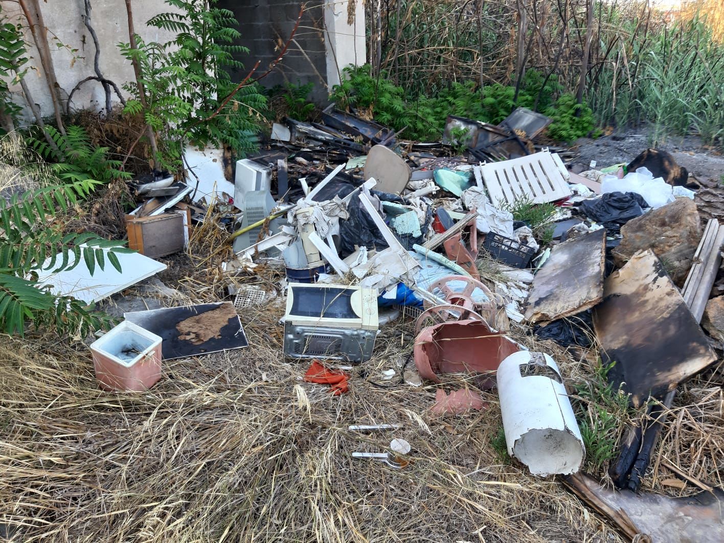 Cagliari, discarica a cielo aperto alla Cittadella della salute: “Schifo intollerabile”