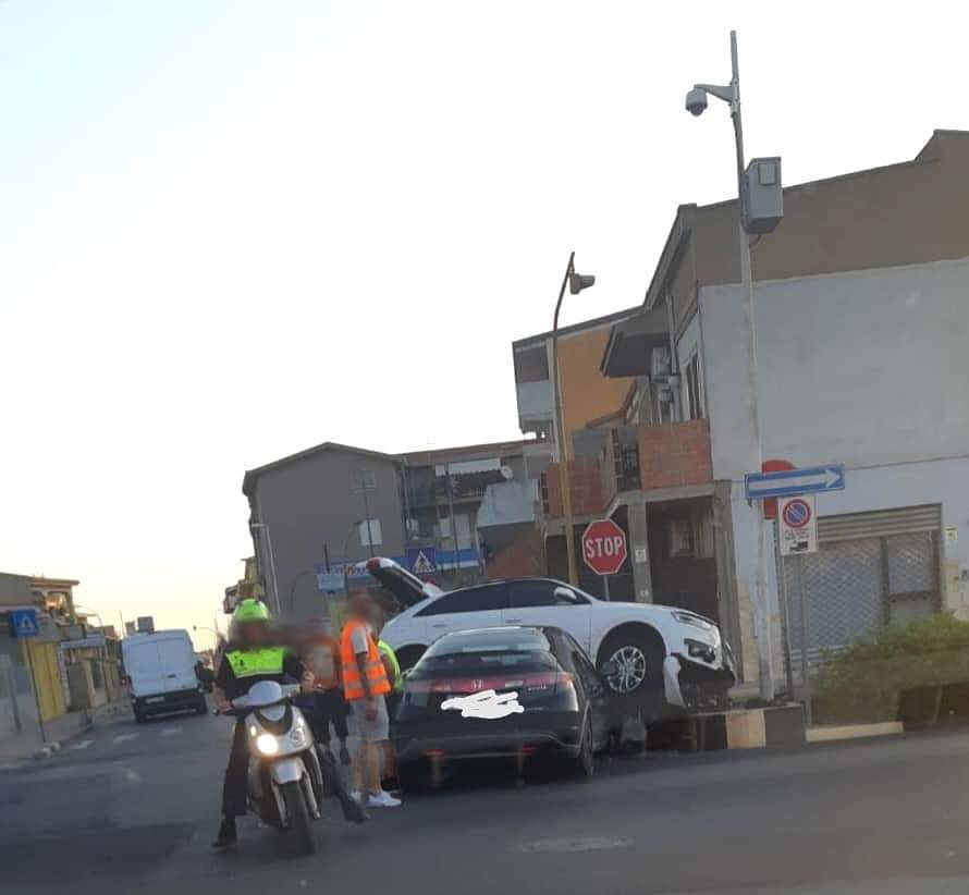 Assemini, incidente tra via Piave e corso Africa: un’auto “vola” sopra l’altra