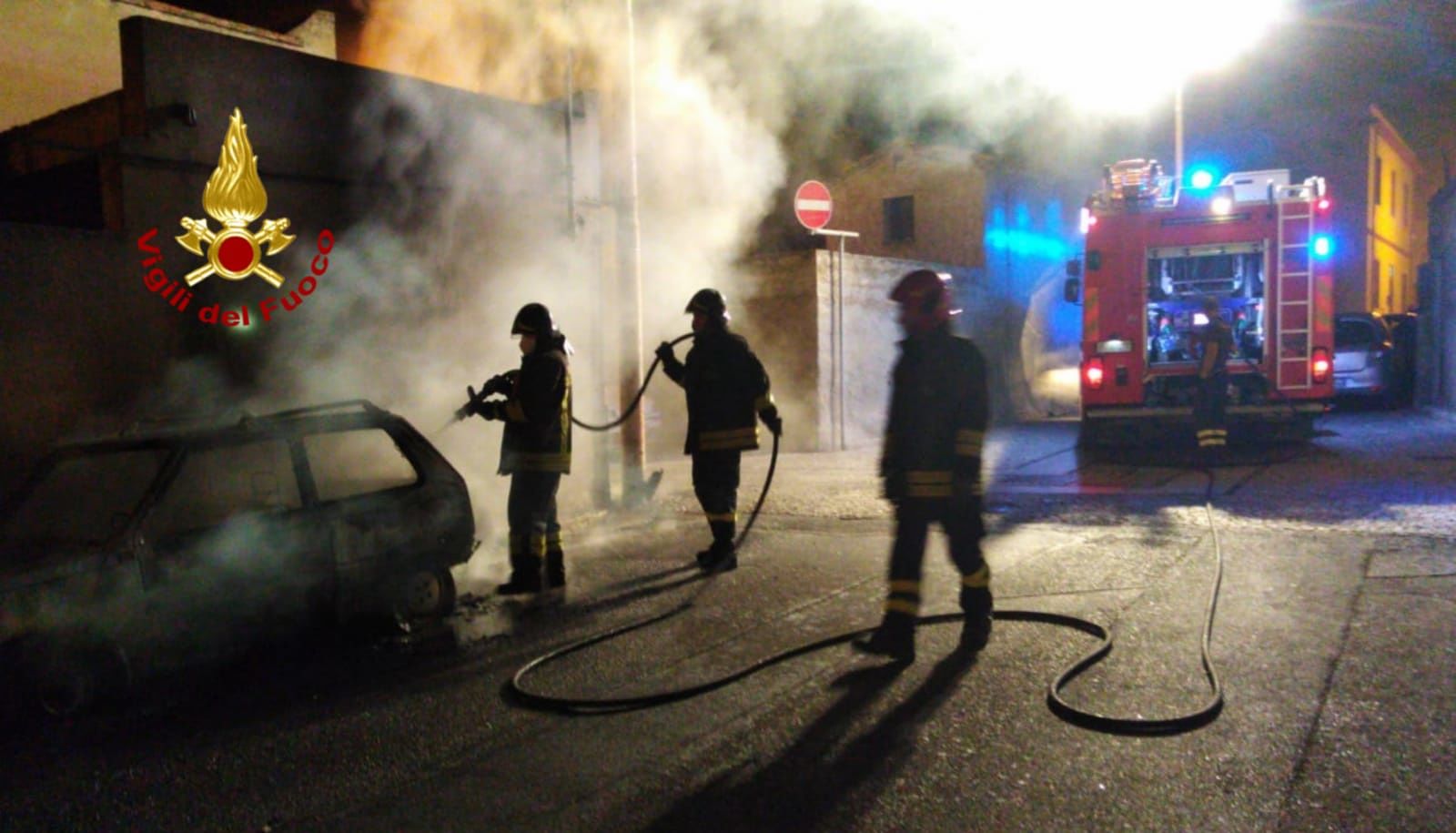 Paura a Quartucciu per una casa in fiamme: duro lavoro per i Vigili del fuoco