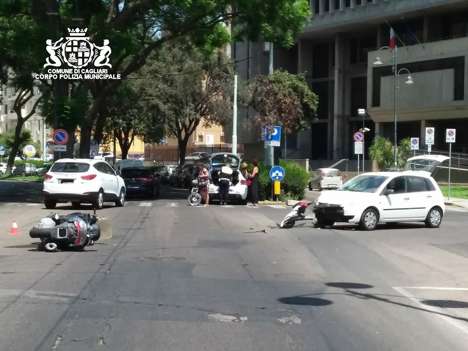 Scontro moto-auto all’incrocio, brutto incidente a Cagliari: 43enne all’ospedale