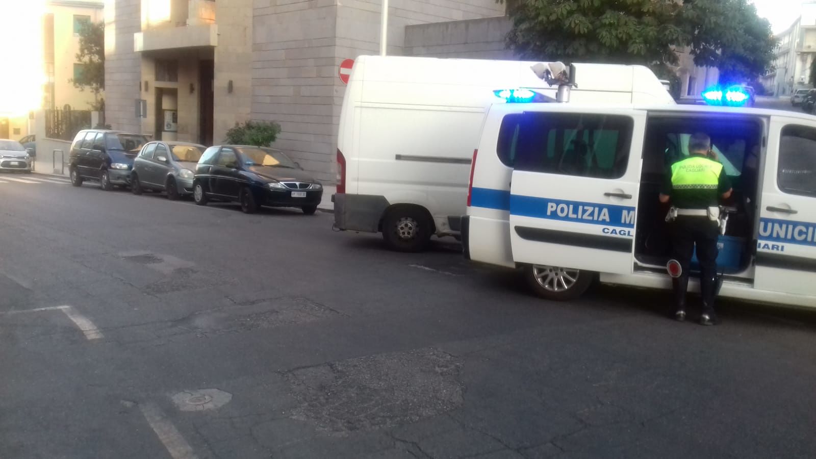 Cagliari, nonnina travolta da un furgone mentre attraversa sulle strisce: trasportata all’ospedale