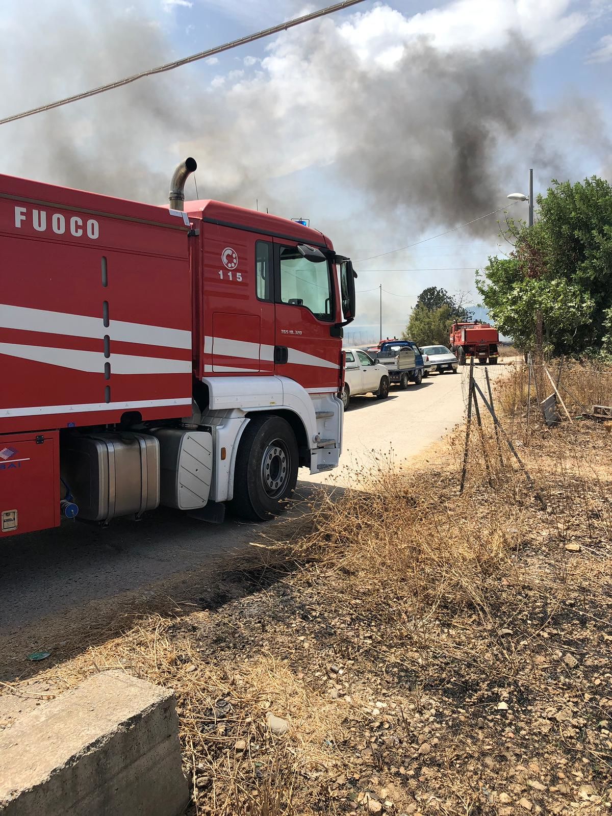 Pauroso incendio nelle campagne di Monserrato, il fuoco devasta un trattore e un camion