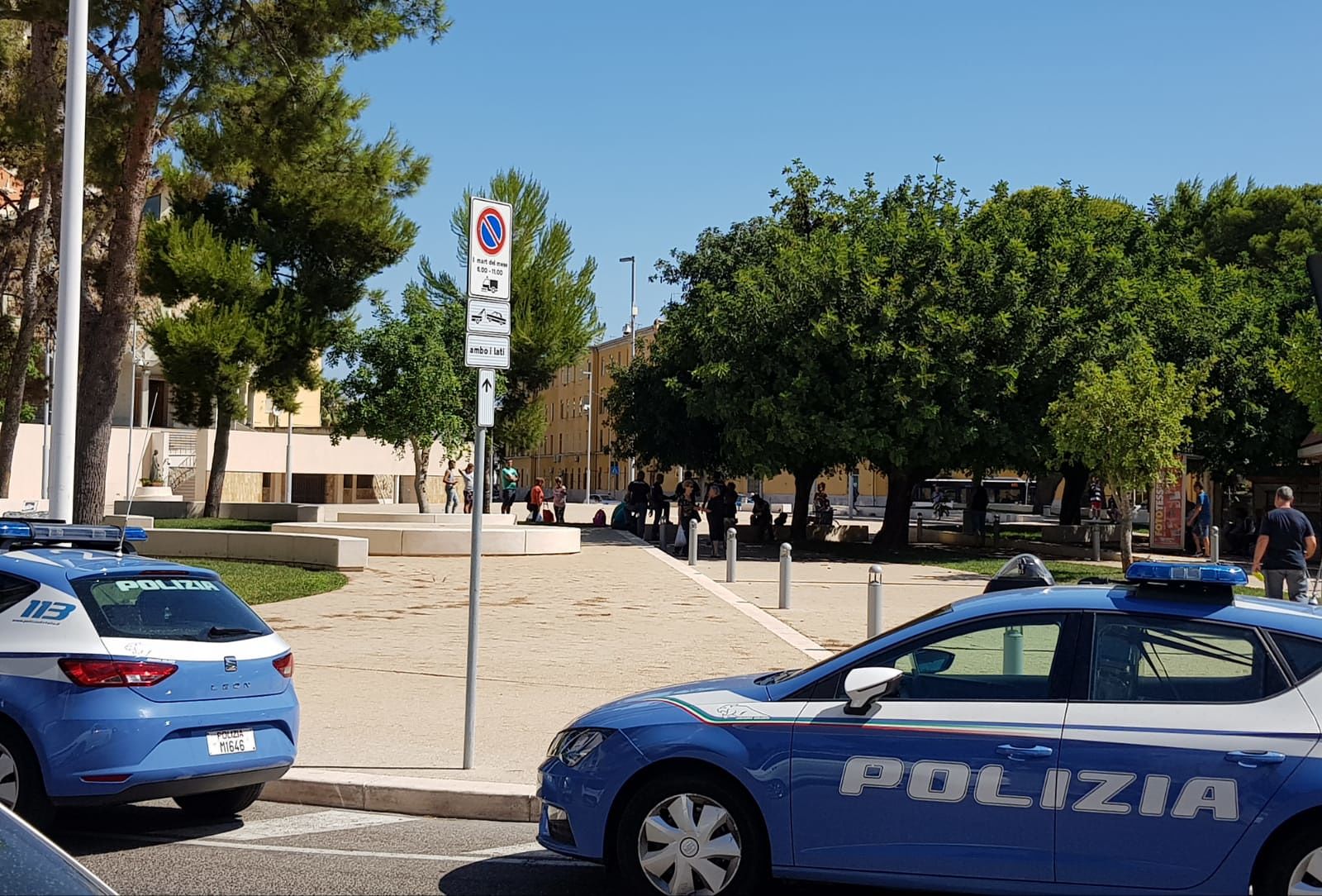 Cagliari, furiosa lite tra una coppia in piazza San Michele: volano urla e colpi