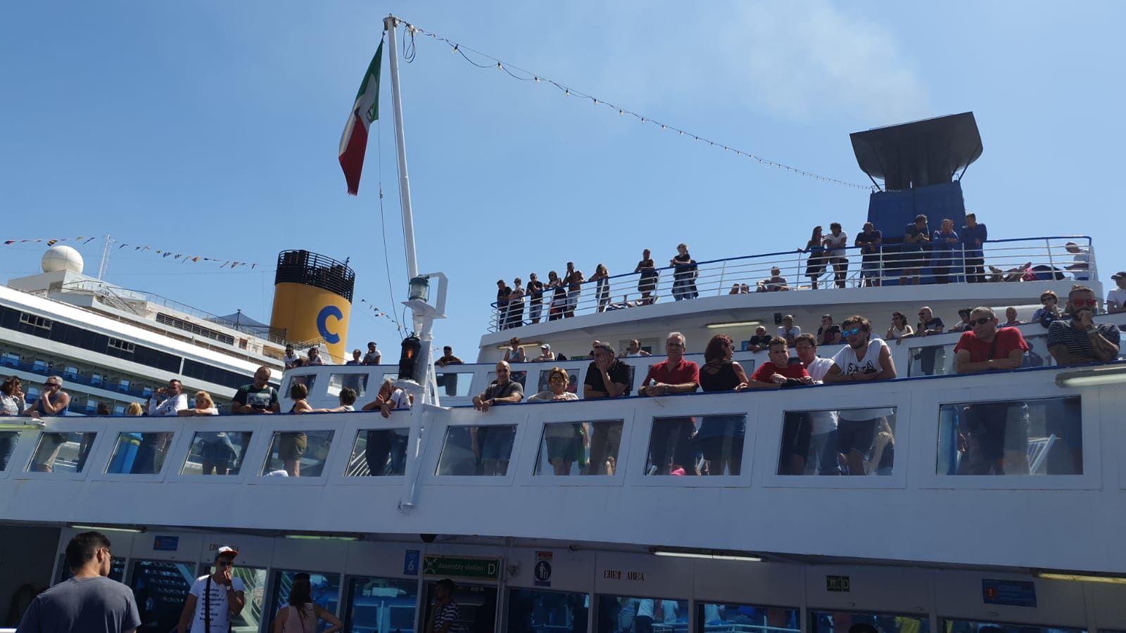 Donna incinta si sente male a bordo, il traghetto per Olbia ritorna a Genova