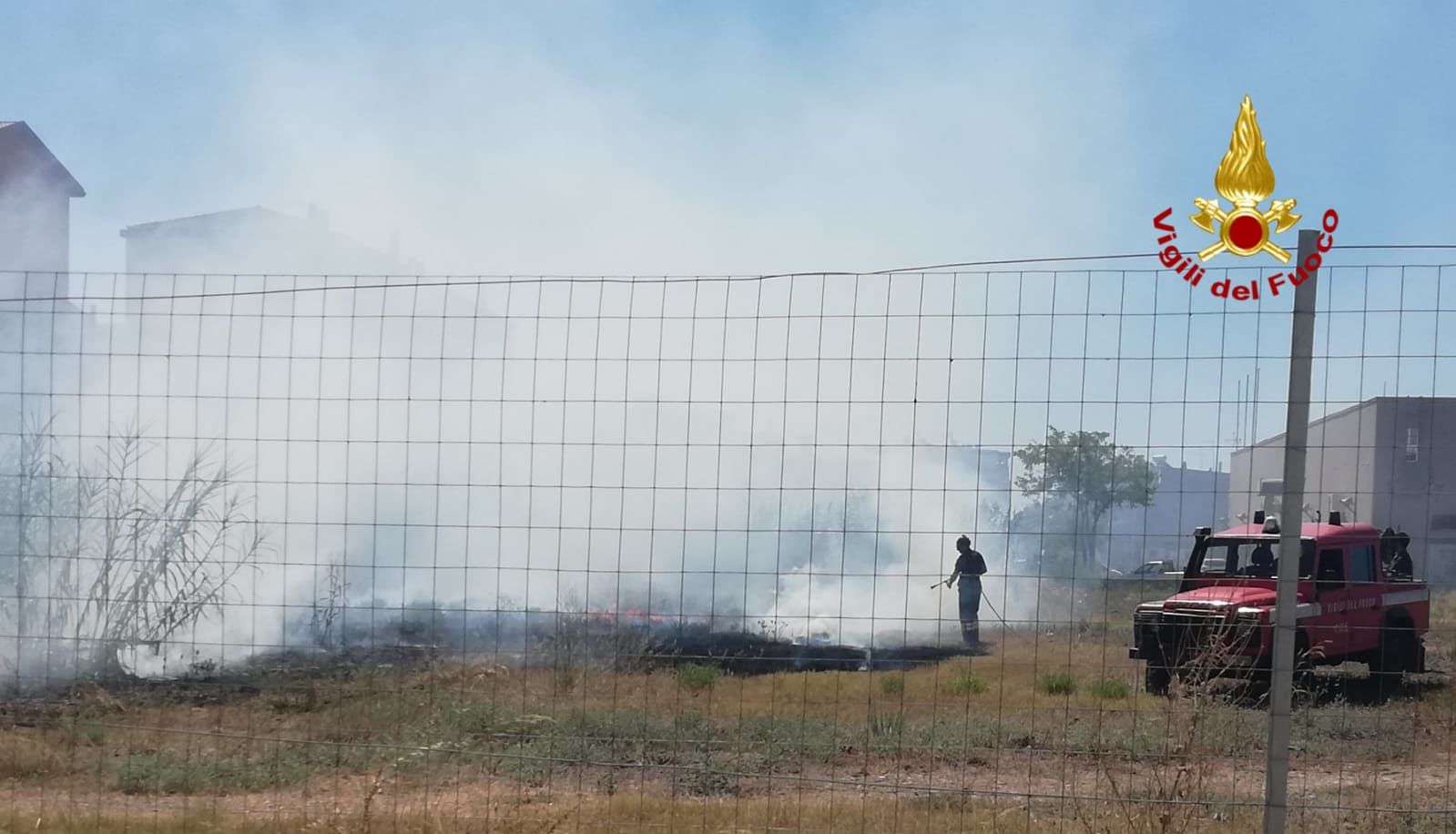 Incendio a Quartu, il fuoco vicinissimo al cimitero e al campo dello Sporting San Francesco