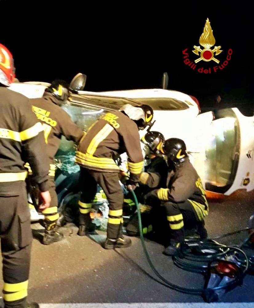 Pauroso incidente sulla Ss 130 al bivio tra Assemini e Decimomannu: quattro feriti