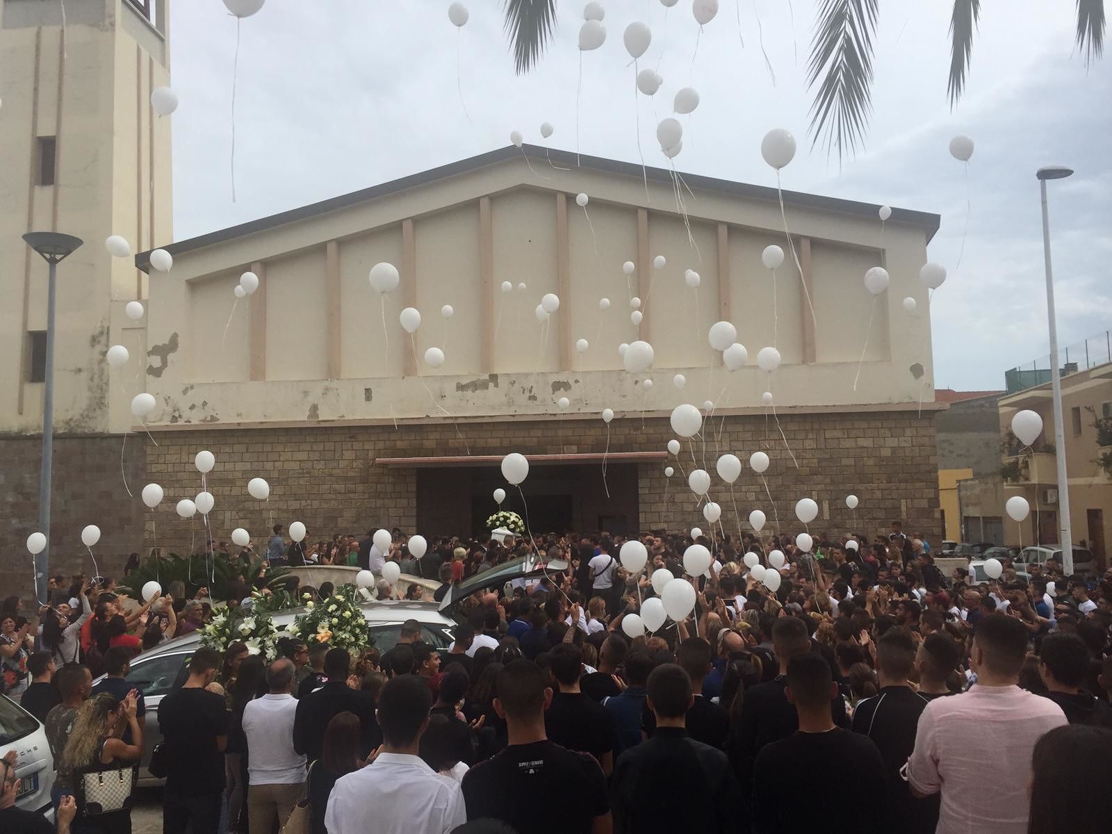 Palloncini bianchi e lacrime, Quartu dice addio a Mattia Ennas: “Sarai sempre con noi”