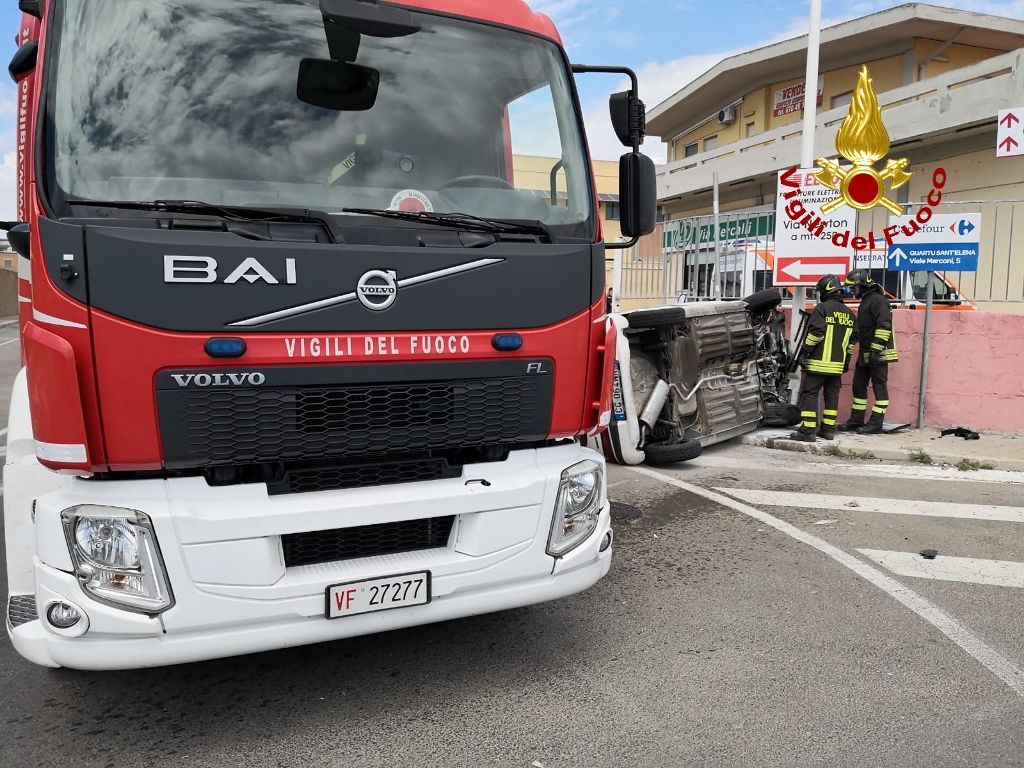 Incidente in via Mercalli a Cagliari, passanti eroi estraggono una donna dalle lamiere